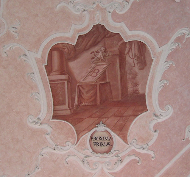 Ein Putto hält eine Tafel