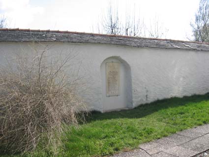 Teile der mittelalterlichen Friedhofsmauer